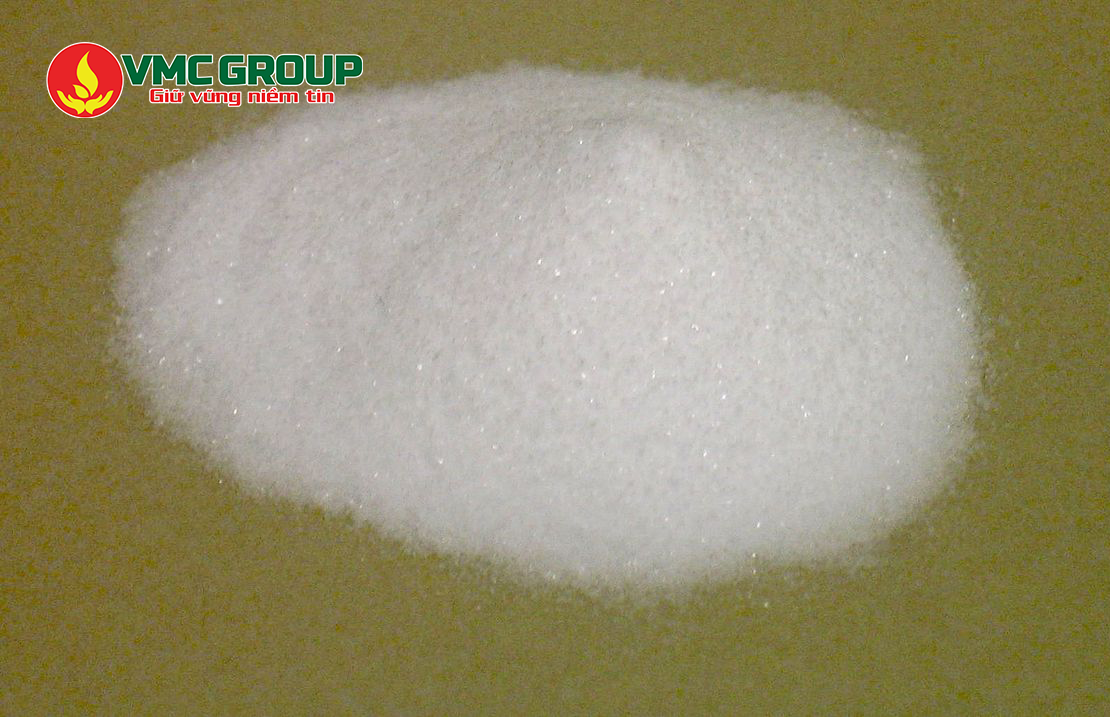 Natri bicarbonat có dạng bột mịn hoặc tinh thể màu trắng